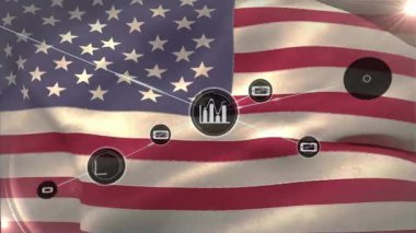 Şeffaf arkaplanda dairesel veri simgeleri ve açık mavi çizgiler gösteren tam genişlikte bir Amerikan bayrağı. Vatanseverlik, teknoloji, dijital, bağlantı, veri, ağ, yenilik