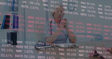 Stetoskop ikonu ve tablet tabletle hasta koluna danışmanlık yapan kıdemli hekim. Tıbbi, mesleki, sağlık, danışma, muayene, belge, klinik