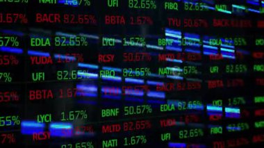 Dijital pazar verileri, yeşil kırmızı borsa sembollerini gösteren karanlık şebeke arka planında kayar. Finansal teknoloji, veri görselleştirme, borsa, elektronik ekran, dijital analiz, yatırım, teknolojik yenilik