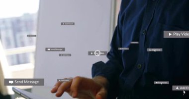 Adam iş akışını izliyor, kırmızı oyun ikonları, yeşil sohbet baloncukları, mavi arkadaş rozetleri yüzüyor. Profesyonel, teknoloji, dijital, iletişim, analitik, modern, üretkenlik