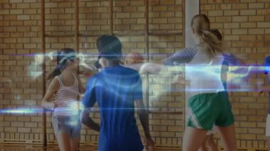 Eğitim teknolojisi için holografik çizgilerle okulda basketbol oynayan bir grup genç. Macera, takım çalışması, yenilik, spor, gençlik, dinamik, enerjik