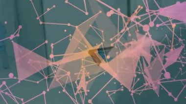 Akıllı telefon tarama ağını elinde tutan kadın, bulanık koridorda teknolojik verileri gösteriyor. Teknoloji, bağlantı, dijital, yenilik, iletişim, soyut, gelecekçilik