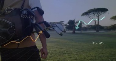 Adam golf çantası taşırken dijital finans çizelgelerini yansıtıyor. Spor, eğlence, teknoloji, analiz, açık hava, yenilikçi, profesyonel