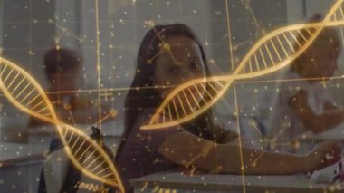 Bayan öğrenci kameraları, sınıf arkadaşları eğitim için DNA hologramıyla notlar alıyorlar. Çocuklar, eğitim, teknoloji, yenilik, bilim, öğrenme, sınıf