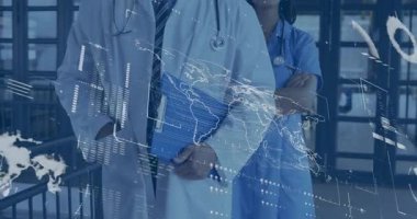 Tıbbi koridorda duran doktorlar, şeffaf dünya haritası ve veri noktaları gösteriyorlar. Tıbbi, sağlık, işbirliği, teknoloji, analitik, profesyonellik, yenilik