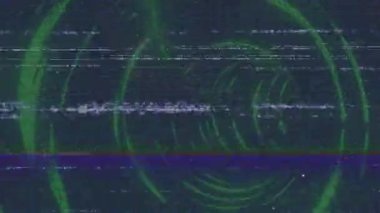 Ekranda dans eden eş merkezli yeşil radar daireleri mor statik çubuklar ve pikselin gürültüsünü gösteriyor. Fütürist, teknoloji, dijital, soyut, siber, parazit, çarpıtma