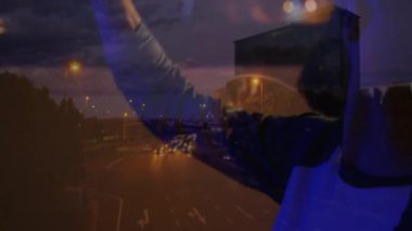 Bas gitar çalan ve stüdyoda şarkı söyleyen grup arkadaşları, animasyon otoyol ışıkları camları kapatıyor. Müzisyenler, canlı performans, yansıma, şehir, gece hayatı, sanatsal, canlı