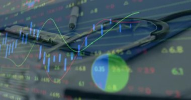 Masanın üzerinde duran metal steteskop tablet ve panonun üzerinde yüzen saydam finansal tablolar. Futuristik, kurumsal, tanı, analitik, teknoloji, profesyonel, yenilikçi