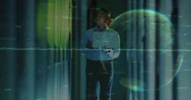 Bilgi işlem mühendisi veri merkezindeki tableti, yüzen sayısal akımlar ve holografik küreyle izliyor. Teknoloji, yenilik, siber güvenlik, dijital, fütürizm, iş dünyası, analitik