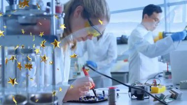 Elektronik laboratuarında lehim yapan kadın bilim adamı, banklarda sürüklenen altın yıldızlar. Yenilik, işbirliği, bilim, teknoloji, mühendislik, çeşitlilik, kesinlik