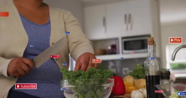 Mutfak tezgahında brokoli kesen bir kadın yemek pişirme teknolojisindeki 