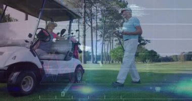 Arabadan el sallayan olgun bir kadın, erkek golfçü animasyon finans çizelgeleri ve kod parçalarıyla meşgul. Lüks, boş zaman, açık hava, canlılık, teknoloji, toplum, fitness