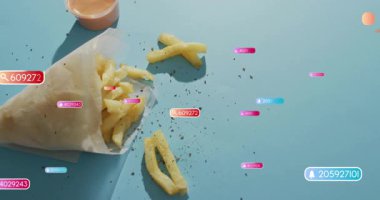 Düz dizayn patates kızartması yüzen dijital etiketli kağıt koni kağıdından dökülüyor. Atıştırma, fast food, dijital alarm, modern, soyut, canlı, günlük