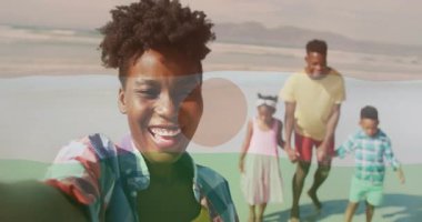 Sahilde selfie çeken bayan pazarlamacı akıllı telefonun etrafında yüzen sosyal medya ikonları gösteriyor. Aile, eğlence, açık hava, macera, yaşam tarzı, tatil, hayat dolu