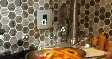 Gaz yakıcısında dilimlenmiş sarı ve kırmızı biberli çelik tava, yassı tasarım eko ikonlar. Mutfak, yemek takımı, mutfak, modern, sürdürülebilir, çevre dostu, çağdaş