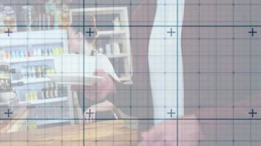 Kahve fincanı tutan bir adam ve kahve barmeninin kafeteryadaki eşyaları seçmesi. Rahat, ortam, modern, konukseverlik, insanlar arası, gündelik, iç mekan