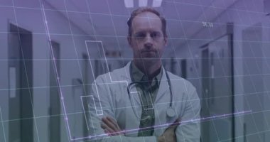 Koridorda duran erkek doktor yarı şeffaf mor sağlık çubukları ve ızgara çizgileri gösteriyor. Tıbbi profesyonellik, sağlık hizmeti görüntüleme, veri görselleştirme, klinik ortam, teşhis araçları, hastane koridoru, profesyonel kıyafet