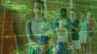 Basketbol takımı duvardan duvara holografik yeşil şebeke analizlerini göstererek sahada sıralanıyor. Sporcular, takım çalışması, dijital, fütüristik, spor, kentsel, hareket