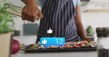 Modern mutfakta yemek pişiren, renkli sebzelerin üzerine ikonlar gibi yağ döken bir kadın. Mutfak, sağlık, köylü, enerjik, beslenme, hazırlık, yerli