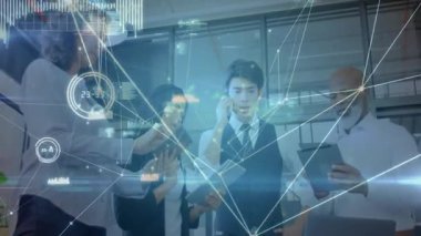 Ofisteki tabletler ve akıllı telefonlar üzerindeki verileri inceleyen iş ekibi, olay yerini çevreleyen ağ hatları. İşbirliği, takım çalışması, yenilik, teknoloji, iletişim, modernite, analiz