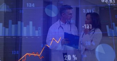 Koridordaki sağlık finans verilerini inceleyen tıp uzmanları bar çizelgelerini ve çizelgeleri örtüyor. Sağlık, analitik, veri, işbirliği, takım çalışması, klinik, profesyonel