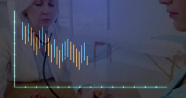 Hasta göğsüne steteskop dayamış bir kadın doktor. Sağlık verilerini üst üste koyuyor. Tıbbi, sağlık, analiz, profesyonel, kentsel, tanı, modern