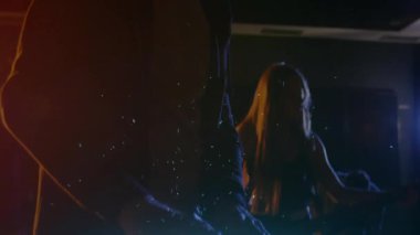 Canlı müzik sahnesinde tuşlara basan klavyeci, parlayan kıvılcımlar ve renkli ışıklar gösteriyor. Konser, performans, aydınlanma, ortam, yaratıcılık, müzisyenlik, gece