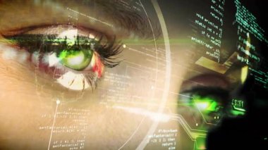 Teknoloji arayüzünde yakından bakan bir kadın. Yüksek çözünürlüklü tarama ve yüzen kod içeriyor. Biyometrik, geleceksel, dijital, yenilik, güvenlik, teknoloji, arayüz