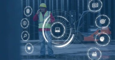 Deponun yanında yüzen dijital simgelerle birlikte forklift kullanan güvenlik yeleği giyen bir yönetici. Sanayi, lojistik, güvenlik, iletişim, dijital, teknoloji, altyapı