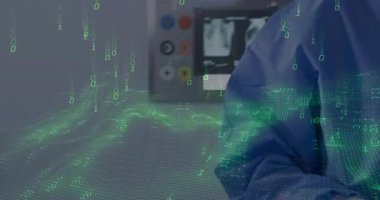 AR kulaklık takan bir cerrah ameliyathanedeki monitörleri inceliyor, yeşil ikili kod örtülerini gösteriyor. Gelecek, yenilik, sağlık, teknoloji, dijital, hassasiyet, tıbbi