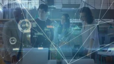 İş ekibi açık ofiste masasında duruyor, verileri holografik ağ çizelgeleriyle inceliyor. İşbirliği, takım çalışması, yenilik, teknoloji, profesyonel, başlangıç, analiz