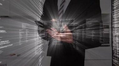 Ofiste tabletin başında duran profesyonel bir iş adamı siber güvenlik kodlarını sergiliyor. Şirket, teknoloji, yenilik, siber güvenlik, veri, analiz, dijital