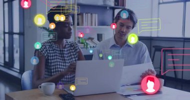 İş arkadaşları modern ofisteki iş çizelgelerini inceliyor, yüzen sohbet baloncukları ve avatarları gösteriyor. İşbirliği, takım çalışması, üretkenlik, iletişim, modernstil, iş ortamı, profesyonel