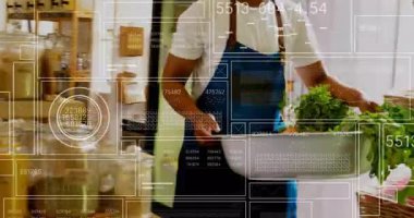 Ev yemeği havuçları bıçakla dilimlerken HUD grafikleri ve marul kasesini gösteriyor. Aşçılık, teknoloji, aşçılık, modern, sağlıklı, yenilik, hazırlık