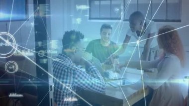 Teknoloji ekibi modern ofisteki konferans masasının etrafında yüzen veri grafikleriyle işbirliği yapıyor. İşbirliği, takım çalışması, dijital, yenilik, modernlik, iletişim, beyin fırtınası