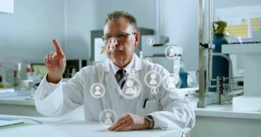 Teknoloji laboratuvarındaki erkek bilim adamı, yüzen holografik ağ simgeleriyle etkileşimde bulunuyor. Teknoloji, yenilik, araştırma, görselleştirme, dijital, bilim, modern