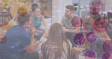 Çeşitli iş adamları grubundaki bağlantıların görüntüsü. global business, finans, data işleme ve dijital arayüz kavramı dijital olarak oluşturuldu.