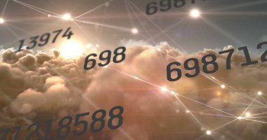 Bulutların ve gökyüzünün üzerindeki simgelerle bağlantılı ağların görüntüsü. Küresel çevrimiçi bağlantılar veri işleme ve dijital arayüz konsepti dijital olarak oluşturulmuş resim.