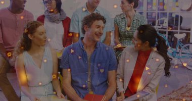 Not defterleri ve tabletler, iş arkadaşları bisiklet dekoruyla modern çalışma alanındaki projeleri tartışıyor. İşbirliği, takım çalışması, yenilik, yaratıcılık, beyin fırtınası, modern ofis, çeşitli profesyoneller