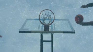 Basketbol potası arka tahtası ve turuncu top ağ örtüsü sergilenirken ağda konaklıyor. Spor ekipmanları, eğlence, minimalist, kentsel, teknoloji, yenilik, aktif yaşam tarzı