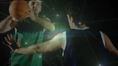 İki erkek sporcu, karanlık spor analizi demosuna atlıyor, ağ düğümleri ve lens fişekleri sergiliyor. Sporcular, yarışma, dijital, fütüristik, dinamik, hareket, performans