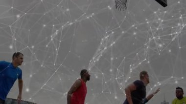 Beyaz ağ altında basketbol oynayan iki rakip spor analitik teknolojisini sergiliyor. Atletizm, rekabet, dijital, teknoloji, canlılık, takım çalışması, hareket