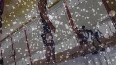 Spor salonunda top süren erkek basketbolcular, spor teknolojisi için ağ düğümlerini birleştiriyorlar. Atletizm, takım çalışması, sportmenlik, rekabet, fitness, modern tasarım, performans