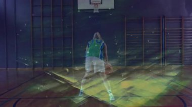 Okulun spor salonunda antrenman yapan bayan basketbolcu yeşil spor teknolojisi kaplamaları sergiliyor. Sporcu, jimnastik salonu, dijital sanat, spor kıyafeti, fütürizm, antrenman, fitness