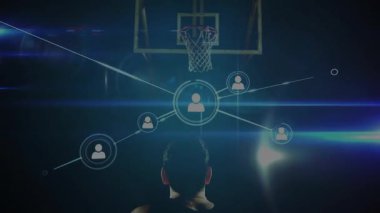 Basketbolcu topu karanlık sahada yükseltiyor, spor teknolojisi ağı düğümleri ve lens fişekleri gösteriyor. Sporcu, spor, dijital, teknoloji, gelecek, hareket, performans