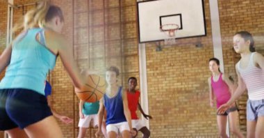 Öğrenci takım arkadaşları, okulun spor salonunda duvardaki tuğlalarla, animasyon istatistikleriyle basketbol oynuyorlar. Sporcular, takım çalışması, antrenman, enerjik, spor salonu, fitness, gençlik