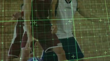 Basketbolcu jimnastik kortunda top sürüyor, spor teknolojisi şebekesini gösteriyor. Atletizm, spor, rekabet, dijital, geleceksel, takım çalışması, güç