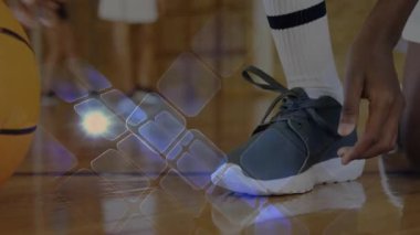 Erkek sporcu spor sahasında spor ayakkabısını yerleştiriyor elmas şebeke kaplaması ve lens fişeği sergiliyor. Spor kıyafetleri, atletizm, aksiyon, dinamik, modern, canlı, aktivite
