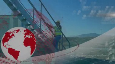 Rüzgâr çiftliğinde metal merdivenlere tırmanan teknisyen, büyü ızgaralarını ve dünya haritası verilerini gösteriyor. Endüstriyel, teknoloji, mühendislik, bağlantı, güvenlik, yenilenebilir, altyapı