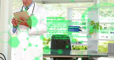 Erkek doktor tableti incelerken yeşil altıgen görüntüler klinikte ekranda geziniyor. Tıbbi, sağlık, teknoloji, dijital, profesyonel, modern, yenilik